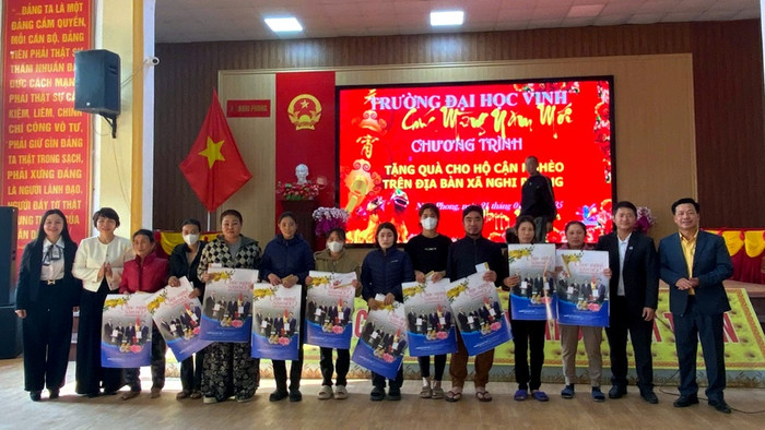 Đoàn công tác Trường Đại học Vinh tặng quà cho bà con tại xã Nghi Phong, thành phố Vinh, tỉnh Nghệ An. Ảnh: NVCC. TangquaTet(8).jpg