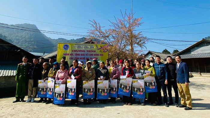 Đoàn công tác Trường Đại học Vinh tặng quà tại xã Mường Lống, huyện Kỳ Sơn, tỉnh Nghệ An. Ảnh: NVCC. Đoàn công tác Trường Đại học Vinh tặng quà tại xã Mường Lống, huyện Kỳ Sơn, tỉnh Nghệ An. Ảnh: NVCC.