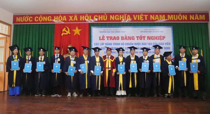 Lễ trao bằng tốt nghiệp các lớp nâng trình độ chuẩn được đào tạo của giáo viên tiểu học và trung học cơ sở trên địa bàn tỉnh Bình Định. Ảnh: NVCC 5a0d9565473ee160b82f.jpg