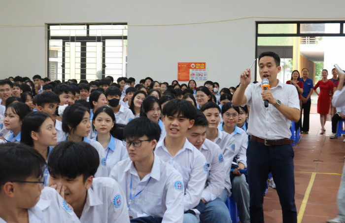 Diễn giả Nguyễn Trọng Tùng giao lưu cùng các em học sinh. Ảnh: Thùy Trang. GDVN_HH6.jpg