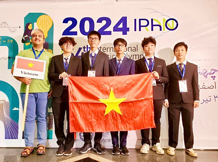 5 thí sinh đội tuyển Việt Nam tham dự Olympic Vật lý Quốc tế năm 2024, Trương Phi Hùng (thứ 3 từ phải sang). Ảnh: Bộ Giáo dục và Đào tạo. fff.jpg