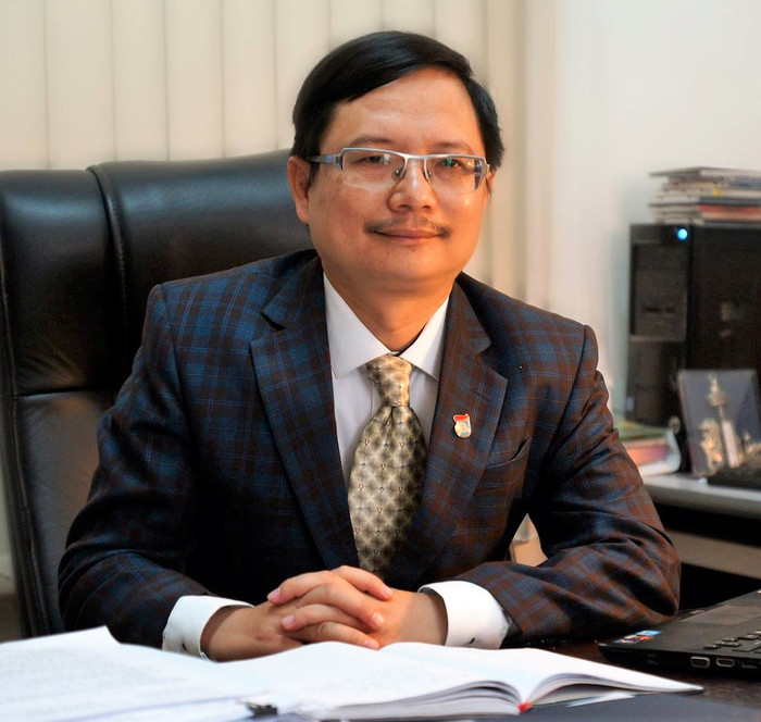 Giáo sư, Tiến sĩ khoa học Vũ Hoàng Linh, Hiệu trưởng Trường Đại học Khoa học Tự nhiên, Đại học Quốc gia Hà Nội. Ảnh website trường. vhlinh_office2.jpg