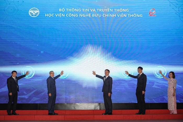 Lãnh đạo Bộ Thông tin và Truyền thông, lãnh đạo Học viện Công nghệ Bưu chính Viễn thông, lãnh đạo Viện Lãnh đạo, Quản trị và Quản lý Việt Nam bấm nút ra mắt Viện. 020220253bam-nut-ra-mat-1738578946690445337651.jpg