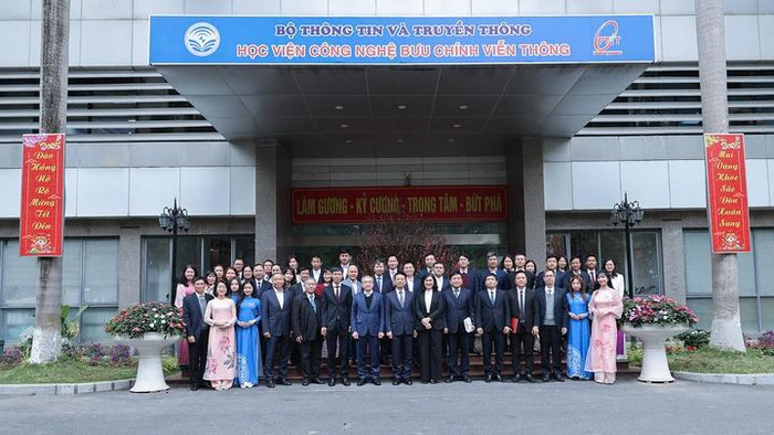 Bộ trưởng Nguyễn Mạnh Hùng, Thứ trưởng Phan Tâm chụp ảnh lưu niệm với lãnh đạo, giảng viên Học viện Công nghệ Bưu chính Viễn thông và Viện VLGM. 020220256-17385789467271903486329.jpg
