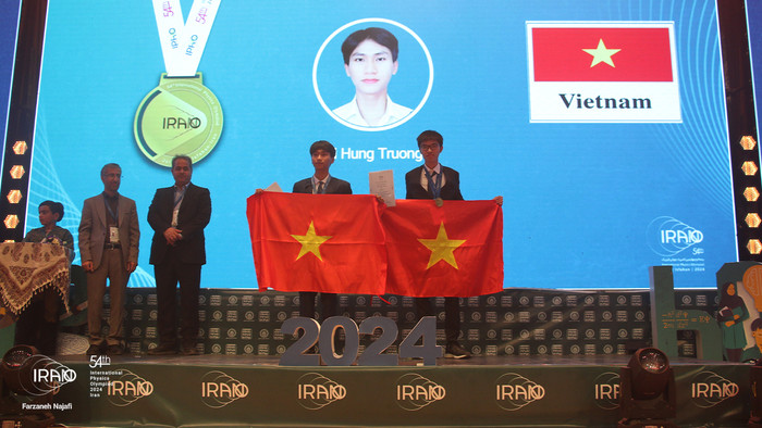 Trương Phi Hùng (bên trái) và Thân Thế Công (bên phải) lên bục nhận huy chương vàng Olympic Vật lý Quốc tế 2024. Ảnh: Ban tổ chức. BAN TỔ CHỨUC.jpg