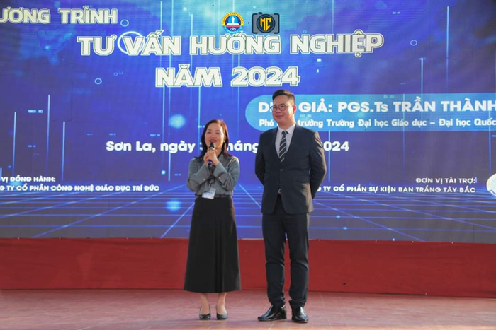 Cô Phạm Thị Thuận, Hiệu trưởng Trường Trung học phổ thông Chuyên Sơn La (bên trái ảnh). Ảnh: website trường. image(443).png