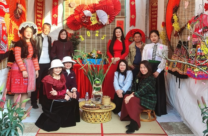 Các thầy cô và học sinh Trường Trung học phổ thông Tô Hiệu (thành phố Sơn La, tỉnh Sơn La) tại Hội chợ Xuân Ất Tỵ 2025 do nhà trường tổ chức. Ảnh: NVCC. 473785288_1166151888849917_3041017237796404565_n.jpg