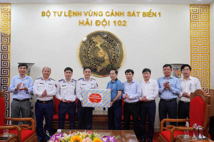 Đoàn Ủy ban mặt trận Tổ quốc tỉnh Hà Tĩnh và Huyện ủy Hương Sơn tặng quà cán bộ, chiến sĩ Hải đội 102. z5323438377284_4f80bcaf18aff57a58b6de21596cf16a.jpg