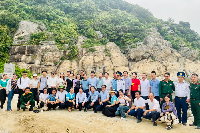 Đoàn chụp ảnh lưu niệm trên đảo Hòn Mắt. z5323438431604_6144fad1c7a4e6dc7756b76d0964d8f7.jpg