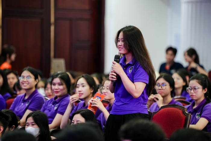 Các bạn sinh viên mạnh dạn tương tác với những câu hỏi “hóm hỉnh” của diễn giả. DSC01883.png