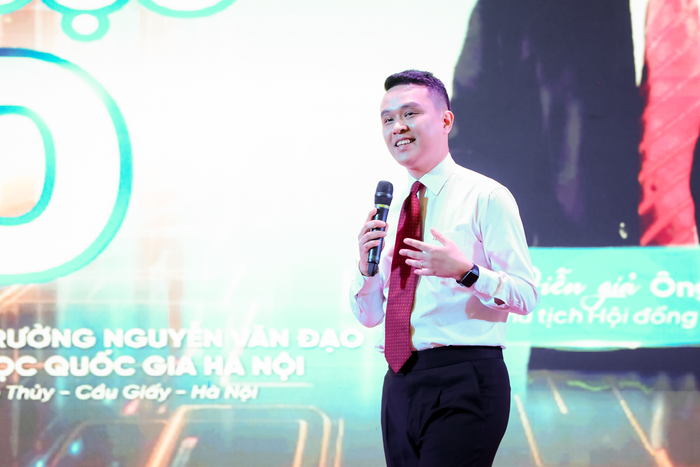 Ông Vũ Hồng Quân tâm huyết chia sẻ câu chuyện thực chiến giáo dục 5.0 tại FPT Education. DSC01699.png