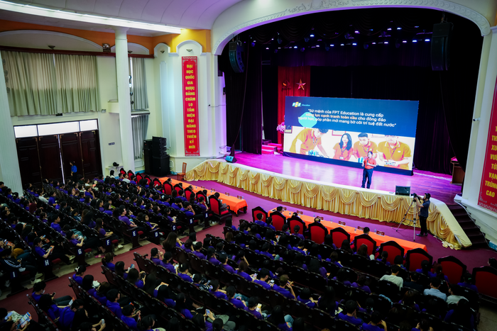 Đông đảo sinh viên theo dõi nội dung chia sẻ của ông Hoàng Nam Tiến. DSC01550 (1).png