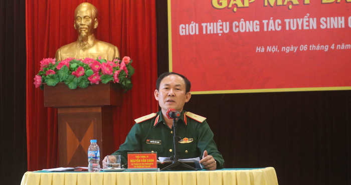 Thiếu tướng, Tiến sĩ Nguyễn Văn Oanh - Cục trưởng Cục Nhà trường, Phó Trưởng Ban Tuyển sinh quân sự Bộ Quốc phòng tại buổi gặp mặt với báo chí (chiều ngày 6/4). Ảnh: DN