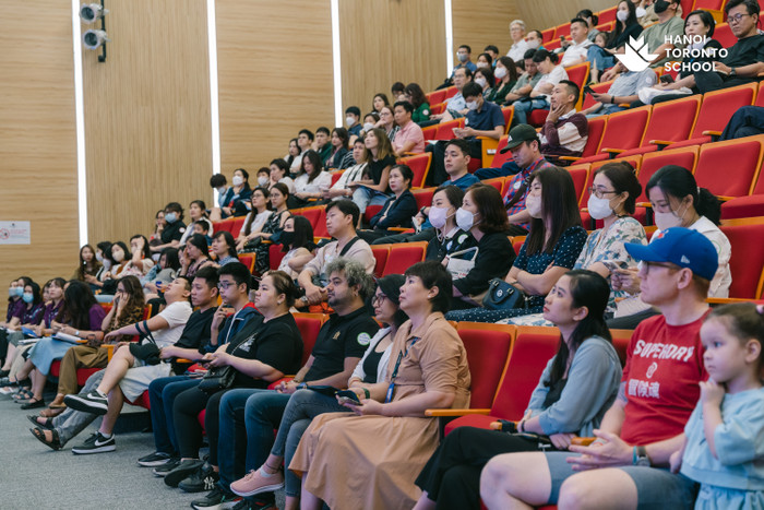 Đông đảo phụ huynh tới lắng nghe tại buổi hội thảo