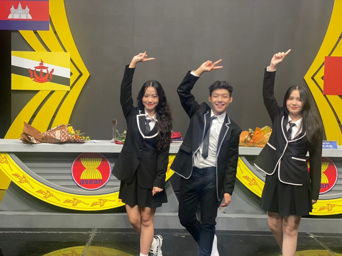 Huyền Thảo – ngoài cùng bên trái- chụp ảnh tại Trường quay VTV khi đạt giải Nhất quốc gia Cuộc thi Tìm hiểu Asean lần thứ X. Ảnh: NVCC