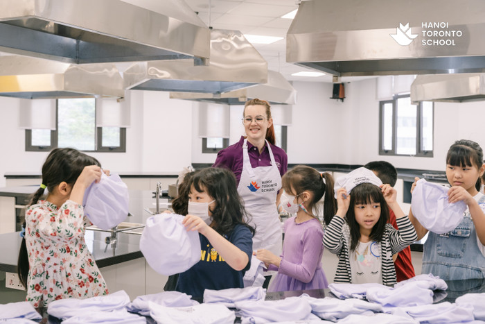 Các em học sinh thích thú khi được tham gia các hoạt động tại Ngày hội thông tin – "Hành trình vững bước tương lai"