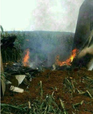 Hiện trường vụ tai nạn, chiếc J-5 phát nổ tan xác trên đồng ngô. Hiện trường vụ tai nạn, chiếc J-5 phát nổ tan xác trên đồng ngô.