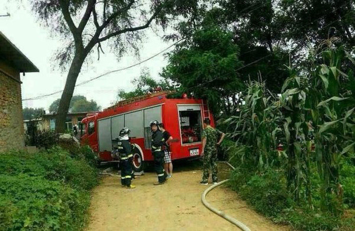 Lính cứu hỏa có mặt tại hiện trường. Lính cứu hỏa có mặt tại hiện trường.