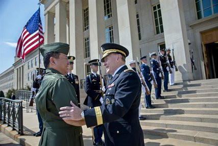 Tướng Martin Dempsey (phải) đón người đồng cấp Philippines tại Mỹ. Tướng Martin Dempsey (phải) đón người đồng cấp Philippines tại Mỹ.