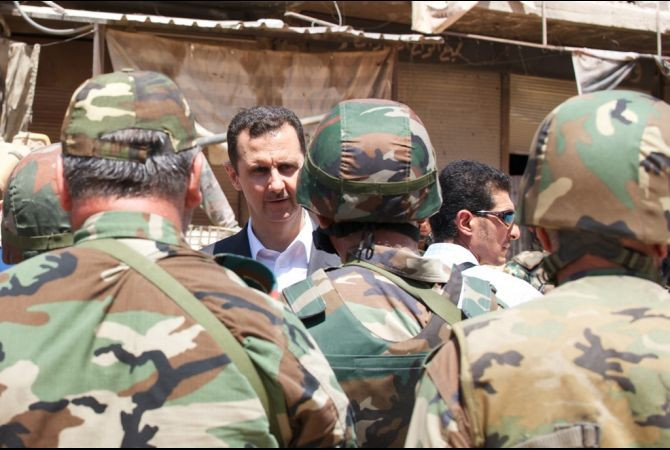 Tổng thống Syria Bashar al-Assad bất ngờ xuất hiện trên truyền hình khi đi thị sát Daraya. Tổng thống Syria Bashar al-Assad bất ngờ xuất hiện trên truyền hình khi đi thị sát Daraya.