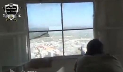 Chiến binh liên kết với al-Qaeda nã súng vào các mục tiêu trên quê hương ông Assad. Chiến binh liên kết với al-Qaeda nã súng vào các mục tiêu trên quê hương ông Assad.