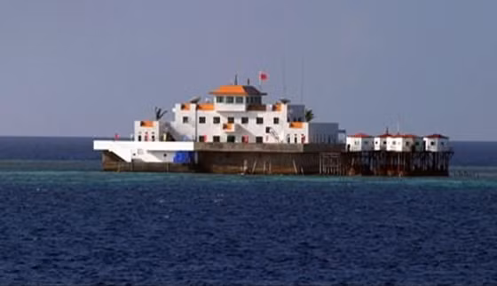 Công sự nhà nổi quân sự kiên cố Trung Quốc xây dựng trái phép tại Đá Vành Khăn được cho là "pháo đài" mạnh nhất của Trung Quốc hiện đang được tiếp tục mở rộng phục vụ âm mưu độc chiếm Trường Sa.