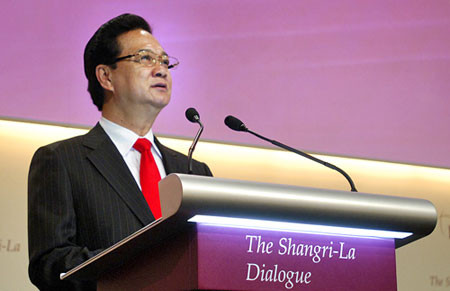 Thủ tướng Nguyễn Tấn Dũng tại đối thoại an ninh Shangri-la 2013 khẳng định, Việt Nam không dựa vào nước này để chống nước kia, đồng thời Việt Nam hoan nghênh và ủng hộ sự tham dự, nỗ lực của các nước lớn nhằm duy trì hòa bình, ổn định tại Biển Đông. Thủ tướng Nguyễn Tấn Dũng tại đối thoại an ninh Shangri-la 2013 khẳng định, Việt Nam không dựa vào nước này để chống nước kia, đồng thời Việt Nam hoan nghênh và ủng hộ sự tham dự, nỗ lực của các nước lớn nhằm duy trì hòa bình, ổn định tại Biển Đông.