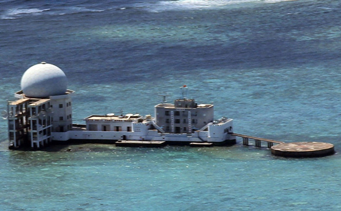 Công sự nhà nổi Trung Quốc xây dựng trái phép trên Đá Xu Bi, Trường Sa.