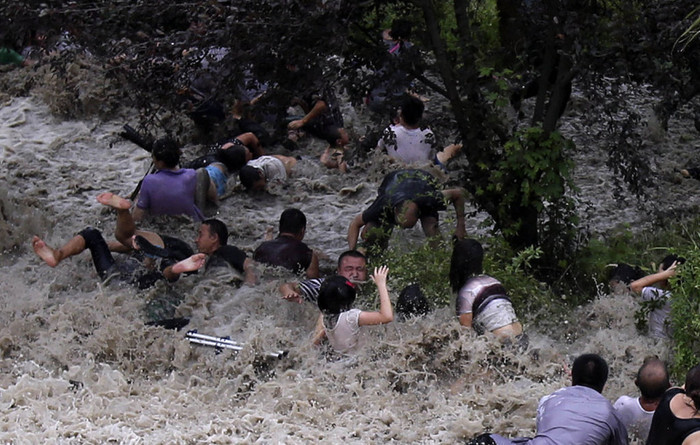 Hàng trăm người dân hiếu kỳ đi xem thủy triều bị cơn sóng dữ hất văng.