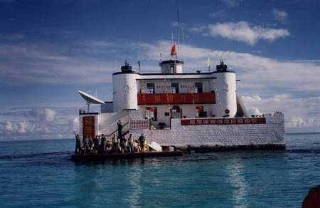 Công sự nhà nổi Trung Quốc xây dựng trái phép trên đá Ga Ven, Trường Sa.