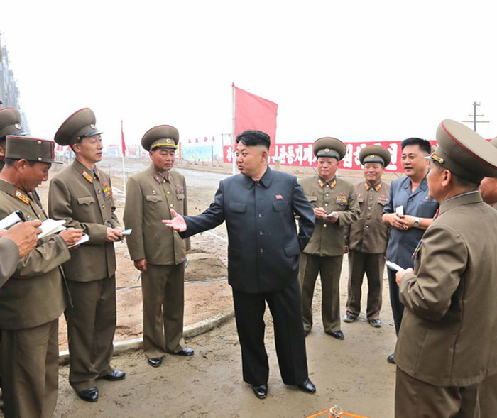Nhà lãnh đạo Bắc Triều Tiên thị sát, chỉ đạo các đơn vị thi công ngoài công trường. Nhà lãnh đạo Bắc Triều Tiên thị sát, chỉ đạo các đơn vị thi công ngoài công trường.