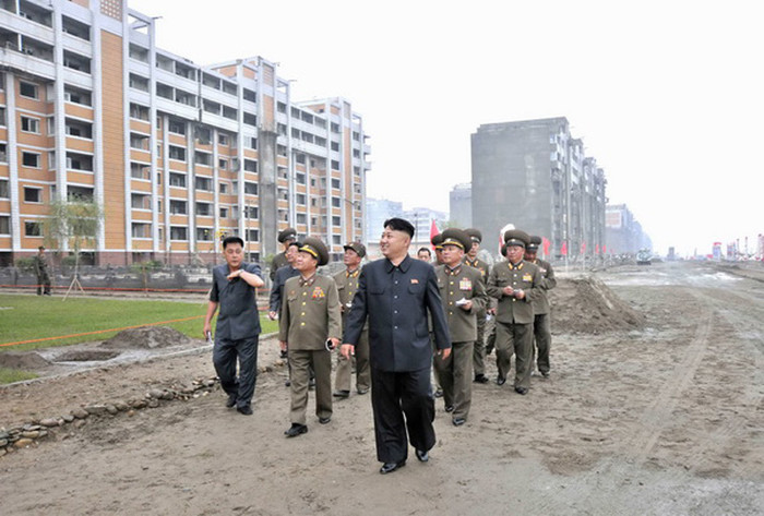 Ông Kim Jong-un khen ngợi các đơn vị thi công nhanh và vẫn đảm bảo chất lượng tốt. Ông Kim Jong-un khen ngợi các đơn vị thi công nhanh và vẫn đảm bảo chất lượng tốt.