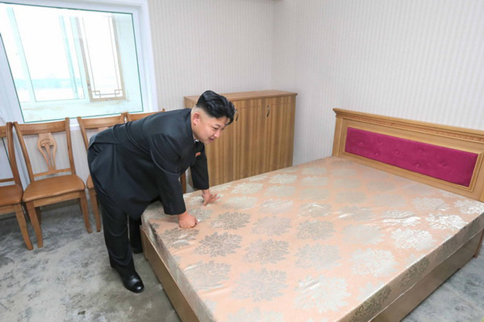 Nhà lãnh đạo Kim Jong-un trực tiếp kiểm tra chất lượng giường đệm trong khu chung cư xây dựng mới tại Bình Nhưỡng dành cho các nhà khoa học Bắc Triều Tiên. Nhà lãnh đạo Kim Jong-un trực tiếp kiểm tra chất lượng giường đệm trong khu chung cư xây dựng mới tại Bình Nhưỡng dành cho các nhà khoa học Bắc Triều Tiên.
