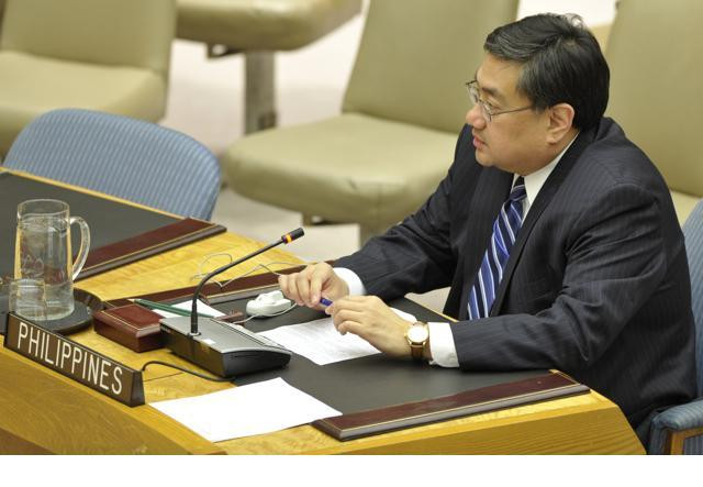 Thứ trưởng Ngoại giao Philippines phụ trách lĩnh vực quốc phòng Carlos Sorreta. Thứ trưởng Ngoại giao Philippines phụ trách lĩnh vực quốc phòng Carlos Sorreta.