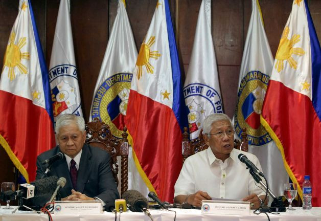 Ngoại trưởng (trái) và Bộ trưởng Quốc phòng Philippines cùng thúc đẩy việc tăng cường sự hiện diện quân sự của Mỹ tại Biển Đông trong bối cảnh Trung Quốc ngày càng leo thang gây căng thẳng. Ngoại trưởng (trái) và Bộ trưởng Quốc phòng Philippines cùng thúc đẩy việc tăng cường sự hiện diện quân sự của Mỹ tại Biển Đông trong bối cảnh Trung Quốc ngày càng leo thang gây căng thẳng.