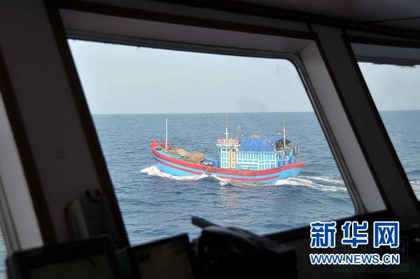 Tàu cá Việt Nam kiên cường bám biển Hoàng Sa, khẳng định chủ quyền thiêng liêng của Tổ quốc bất chấp Hải giám Trung Quốc rượt đuổi. Tàu cá Việt Nam kiên cường bám biển Hoàng Sa, khẳng định chủ quyền thiêng liêng của Tổ quốc bất chấp Hải giám Trung Quốc rượt đuổi.