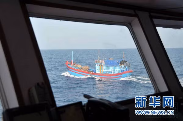 Tàu cá Việt Nam kiên cường bám biển Hoàng Sa, khẳng định chủ quyền thiêng liêng của Tổ quốc bất chấp Hải giám Trung Quốc rượt đuổi.