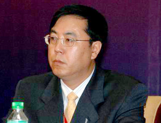 Đinh Cương, bình luận viên tờ Nhân Dân nhật báo Trung Quốc. Đinh Cương, bình luận viên tờ Nhân Dân nhật báo Trung Quốc.