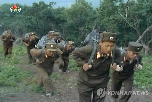 Lính Triều Tiên gùi nước lên điểm cao 1.360 mét phục vụ việc xây dựng khu trượt tuyết. Lính Triều Tiên gùi nước lên điểm cao 1.360 mét phục vụ việc xây dựng khu trượt tuyết.