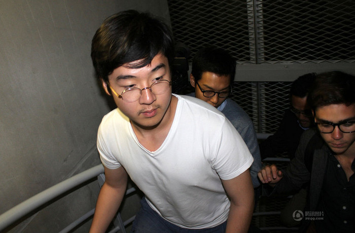 Kim Han-sol và bạn cùng ký túc trong cầu thang trở về phòng. Kim Han-sol và bạn cùng ký túc trong cầu thang trở về phòng.