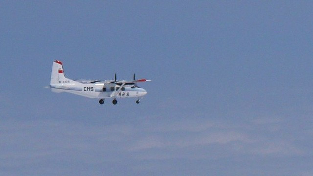 Máy bay Y-12 của Hải giám Trung Quốc (nay là Cảnh sát biển Trung Quốc) "tuần tra" khu vực Senkaku, hình ảnh được tờ Thời báo Hoàn Cầu minh họa một cách đầy ẩn ý cho bài phân tích của Vương Hải Vận. Máy bay Y-12 của Hải giám Trung Quốc (nay là Cảnh sát biển Trung Quốc) "tuần tra" khu vực Senkaku, hình ảnh được tờ Thời báo Hoàn Cầu minh họa một cách đầy ẩn ý cho bài phân tích của Vương Hải Vận.