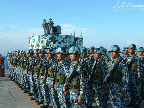 Lính Trung Quốc đồn trú trái phép trên công sự nhà nổi kiên cố xây trái phép ở Đá Chữ Thập, Trường Sa. Lính Trung Quốc đồn trú trái phép trên công sự nhà nổi kiên cố xây trái phép ở Đá Chữ Thập, Trường Sa.