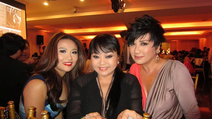 Nữ ca sĩ Hương Lan (giữa) cũng tham dự đám cưới.