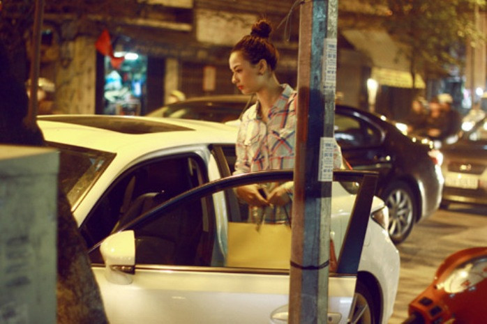 Hồng Quế ngồi trong xế hộp Lexus của mình Hồng Quế ngồi trong xế hộp Lexus của mình