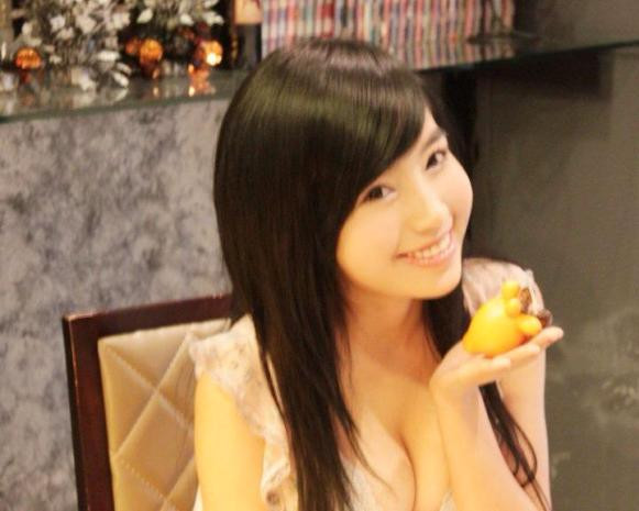 Khuôn mặt xinh xắn và có lợi thế vòng 1 hấp dẫn, hotgirl Elly Trần luôn luôn tận dụng ưu điểm này trong các shot hình. Khuôn mặt xinh xắn và có lợi thế vòng 1 hấp dẫn, hotgirl Elly Trần luôn luôn tận dụng ưu điểm này trong các shot hình.