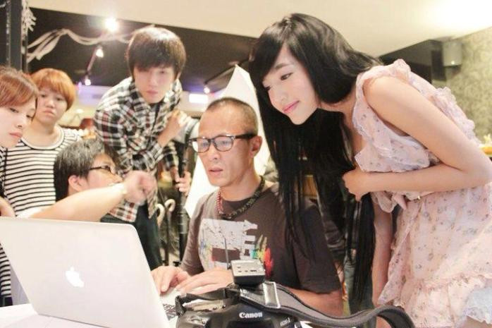 Cùng đoàn xem lại những bức ảnh vừa chụp của mình Cùng đoàn xem lại những bức ảnh vừa chụp của mình