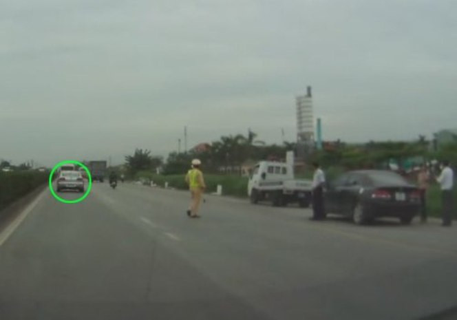 Nhưng chiếc xe đã phóng quá xa, mấy người cảnh sát đứng nhìn theo. Nhưng chiếc xe đã phóng quá xa, mấy người cảnh sát đứng nhìn theo.