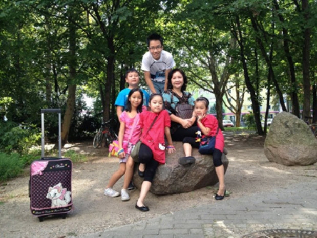 Nghệ sỹ Thu Hiền vui vẻ bên con cháu. Ảnh: TL Nghệ sỹ Thu Hiền vui vẻ bên con cháu. Ảnh: TL