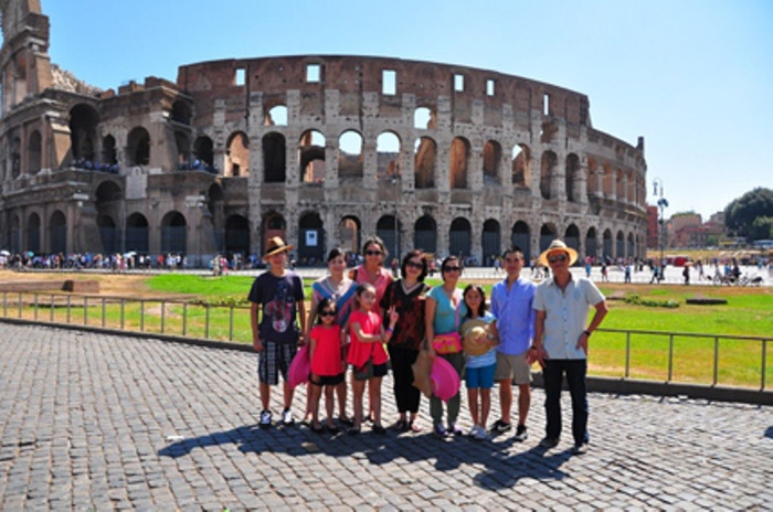 Đại gia đình nghệ sỹ Thu Hiền trong một chuyến đi du lịch nước ngoài. Ảnh: TL Đại gia đình nghệ sỹ Thu Hiền trong một chuyến đi du lịch nước ngoài. Ảnh: TL