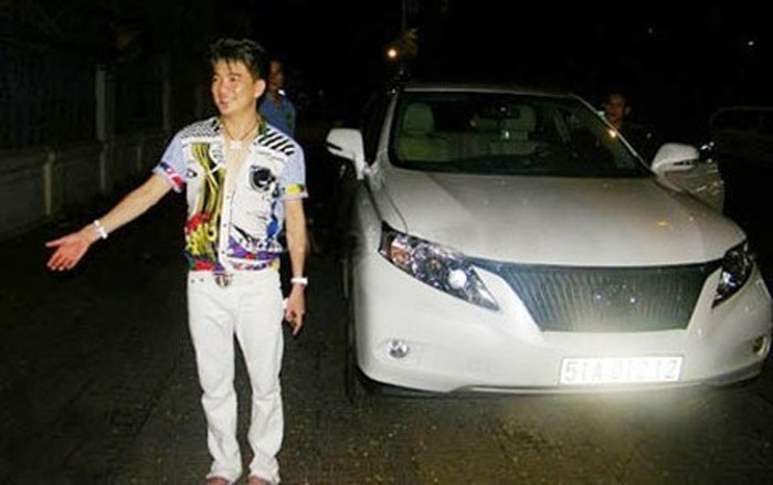 Chiếc Lexus RX350 2011 Đàm Vĩnh Hưng đang sử dụng có giá 125.000 USD, tương đương 2,5 tỷ đồng. Chiếc Lexus RX350 2011 Đàm Vĩnh Hưng đang sử dụng có giá 125.000 USD, tương đương 2,5 tỷ đồng.